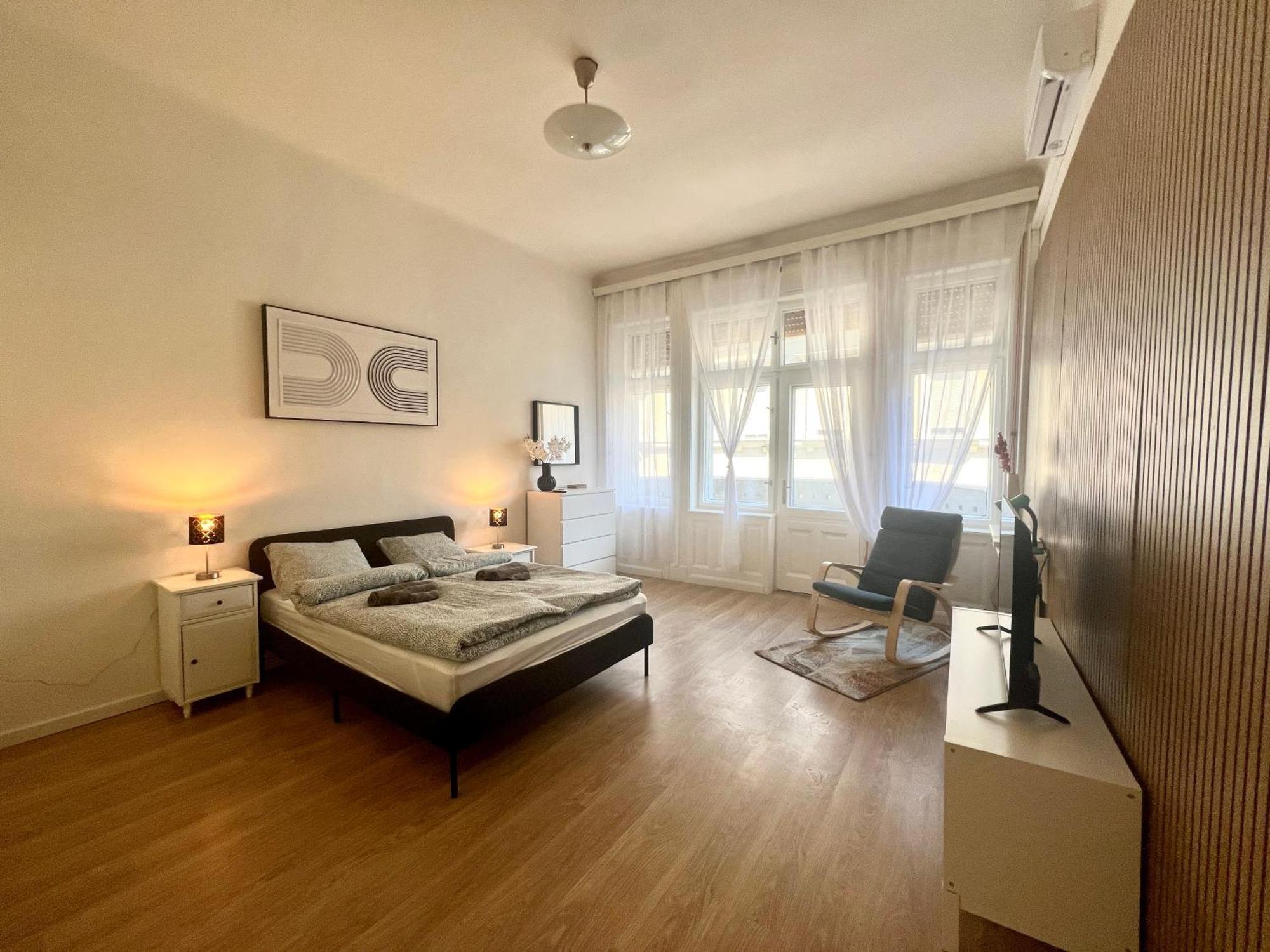 Minimalistic & In Heart Street * Budapest